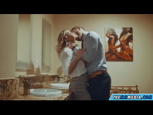 ❤️ Когато наедряла блондинка ви съблазни в обществена тоалетна Порн видео в bg.hentaibar.ru ☑
